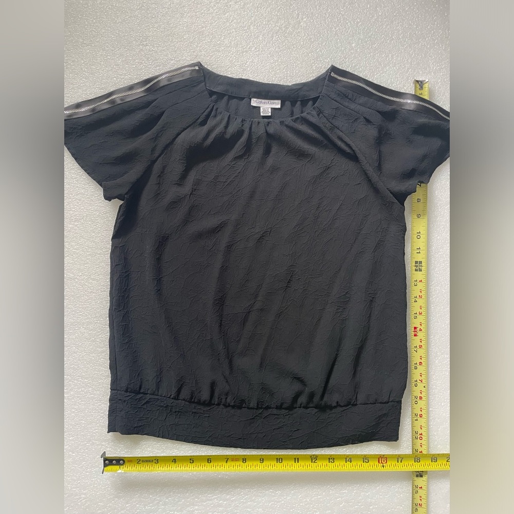 Calvin Klein Top Women’s Black Zipper Short Sleeve Round Neck Pullover Sz XS